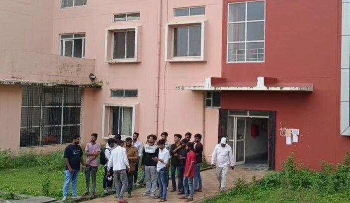 Dhanbad : झरिया डिग्री कॉलेज में तोड़फोड़, छात्रों में मारपीट, दहशत में छात्र