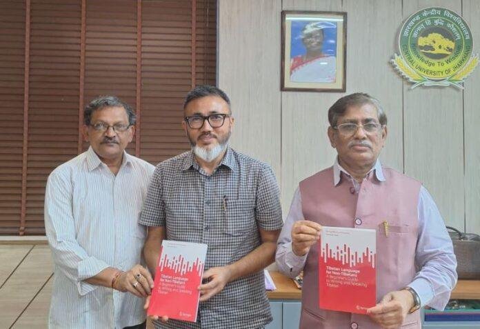 556 सीयूजे के डॉ. ताशी की तिब्बती भाषा पर पुस्तक का विमोचन, प्रस्तावना लिखी दलाई लामा ने