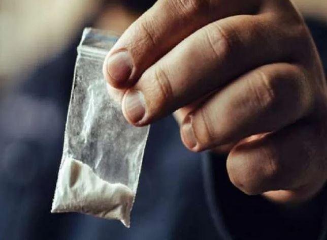 झारखंड में ड्रग्स तस्करी का नया ट्रेंड, बुजुर्गों को लालच देकर बनाया जा रहा कुरियर। पुलिस ने जनवरी से मई तक 20.44 करोड़ का नशा जब्त किया।