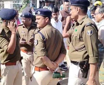  लालपुर के ओम गर्ल्स हॉस्टल में पुलिस छापा, संदिग्ध गतिविधियों को लेकर 10 लड़कियां हिरासत में