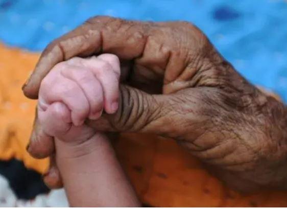 बच्चा चोरी करते रंगेहाथ पकड़ी गई महिला, परिजनों ने पुलिस को सौंपा