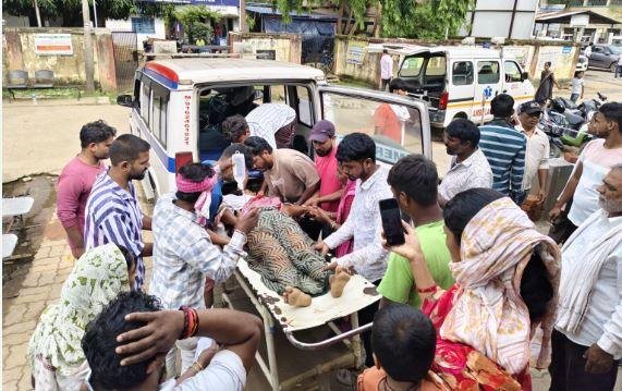 हजारीबाग से गिरिडीह जा रही पिकअप पलटी, 10 घायल, 2 की हालत गंभीर, रिम्स रेफर