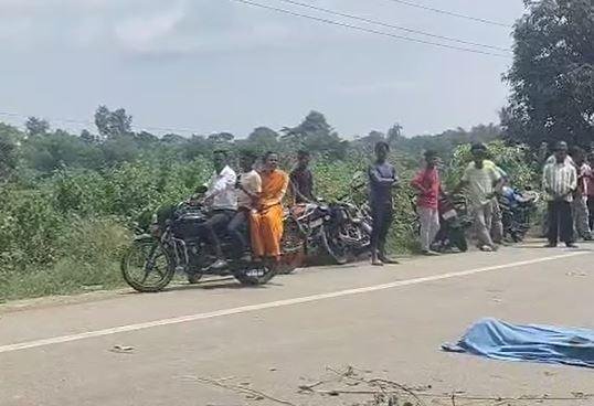 बोकारो: एनएच-23 पर दर्दनाक हादसा, पिता-पुत्र की मौत, पत्नी गंभीर घायल