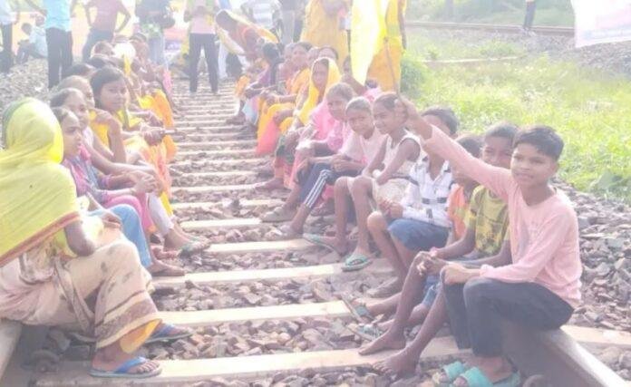 Jharkhand Kudmi Rail Roko Protest: आदिवासी दर्जा की मांग पर कुड़मी समाज ने रेल ट्रैक पर किया आंदोलन