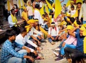 Rail Track Protest in Barkana: आंदोलनकारी बैरिकेडिंग तोड़कर स्टेशन परिसर में पहुंच गए