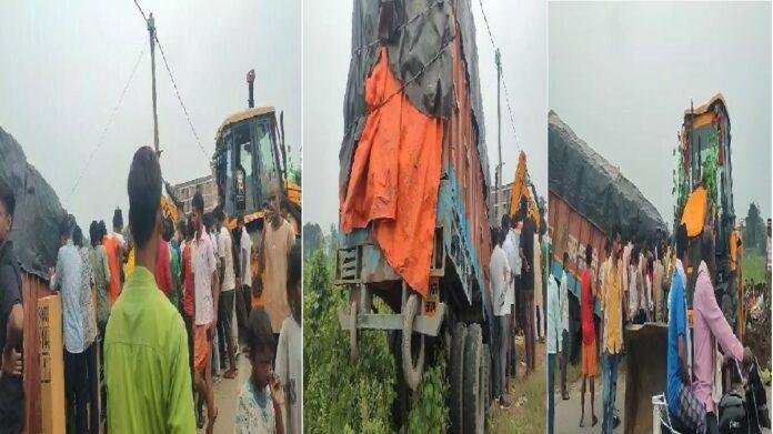 भोजपुर में सड़क हादसा, छड़ लदे अनियंत्रित ट्रक पलटने से चालक व खलासी की मौत