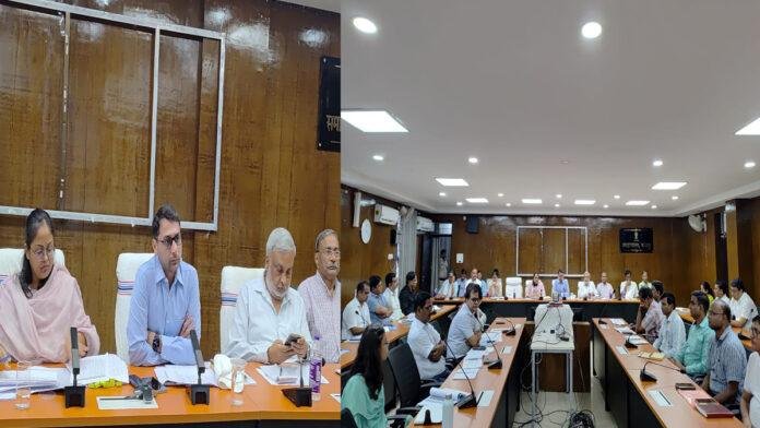 DM की अध्यक्षता में समाहरणालय सभागार में जिला स्तरीय समन्वय समिति की बैठक