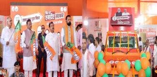 दिलीप, सम्राट और तावड़े ने LED प्रचार रथ को भाजपा ध्वज दिखाकर किया रवाना