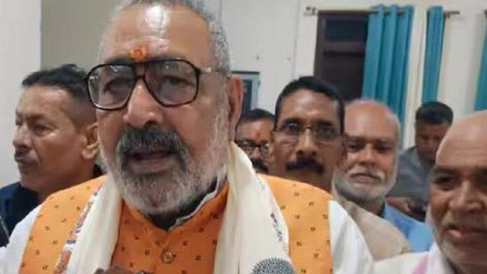 तेजस्वी की यात्रा पर गिरिराज का हमला, कहा- राहुल ने मार दी लतरी...