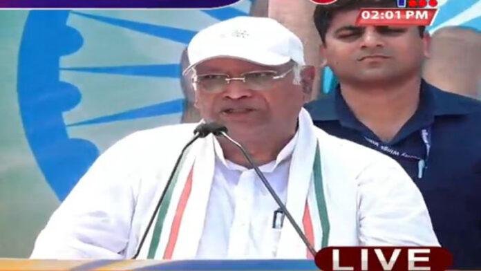 वोटर अधिकार यात्रा : खड़गे ने सभा में पुलिस की कथित कम तैनाती पर उठाए सवाल