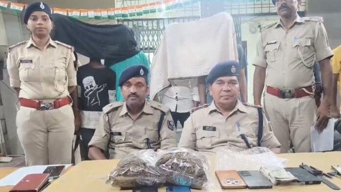 2 साइबर फ्रॉड को चोरी के बाइक के साथ किया गिरफ्तार