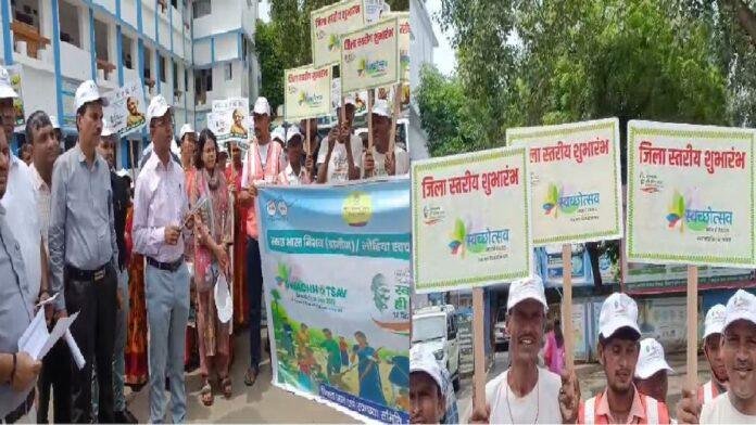 स्वच्छता को लेकर डीएम ने चलाया जागरूकता अभियान, जीविका दीदी व परिषद कर्मियों को दिलायी शपथ