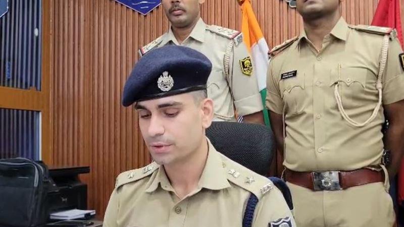 बालू माफिया के खिलाफ पुलिस का अभियान जारी, भारी मात्रा में हथियार व जिंदा कारतूस के अपराधी गिरफ्तार