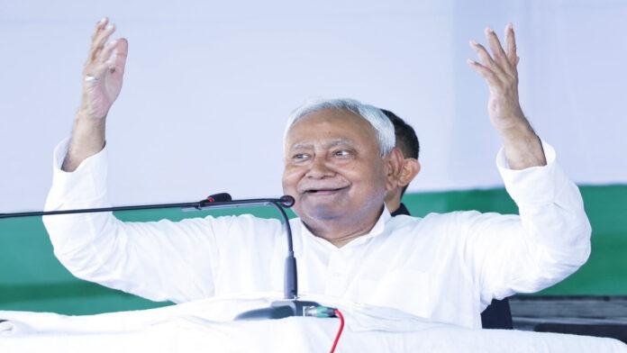 नीतीश सरकार का बड़ा ऐलान, विकास मित्र को टैब, शिक्षा सेवक को स्मार्ट फोन