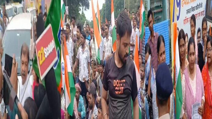 पटना में BJP कार्यालय के बाहर विशेष सर्वेक्षण संविदा कर्मी व अभियंता संघ का प्रदर्शन, कहा- 'NDA सरकार को उखाड़ फेंकेंगे'