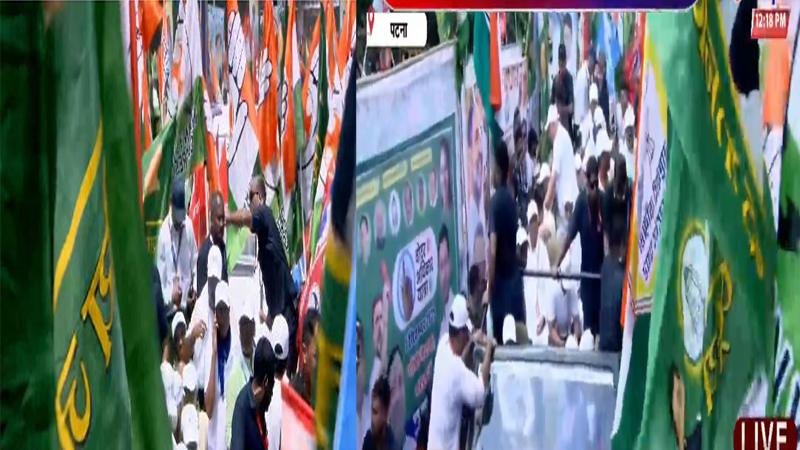 वोटर अधिकार यात्रा : गांधी मैदान से हो गई शुरुआत, खुली बस में हैं INDIA गठबंधन के नेता