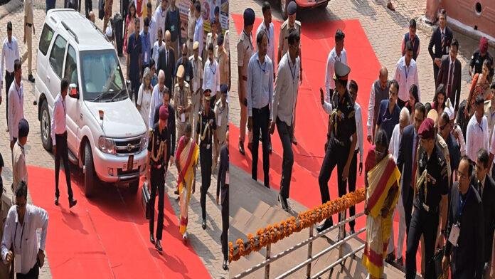 राष्ट्रपति द्रौपदी मुर्मू ने गयाजी के विष्णुपद मंदिर परिसर में किया पिंडदान