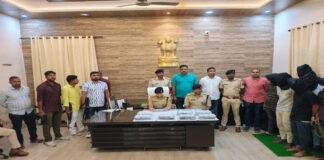 पुलिस ने साइबर ठग गिरोह का किया भंडाफोड़, भारी मात्रा में मोबाइल के साथ 7 गिरफ्तार