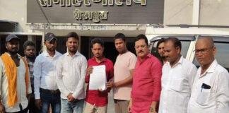 घाटकुसंभा को बाढ़ ग्रस्त घोषित करें सरकार, युवाओं ने बुलंद किया आवाज, DM से मिले लोग