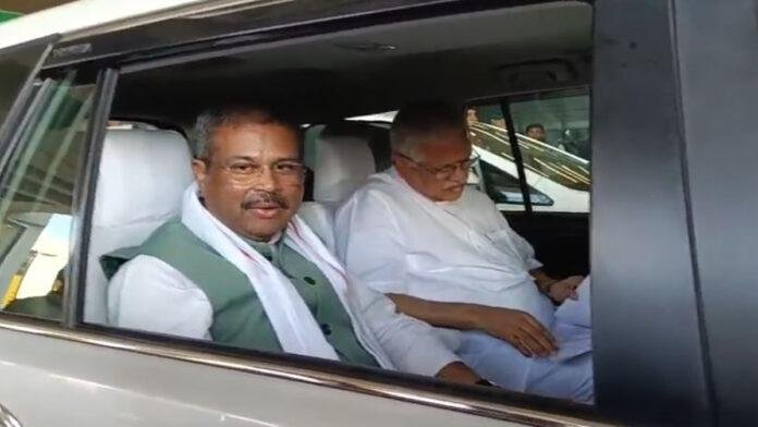 चुनाव प्रभारी बनने के बाद पटना पहुंचे धर्मेद्र प्रधान, साथ में बीएल संतोष