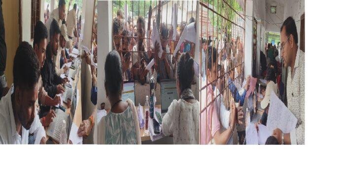 आरा अंचल कार्यालय में राजस्व अभियान के तहत लोगों की उमड़ी भीड़, जमीन से संबंधित मामलों की हो रही सुनवाई