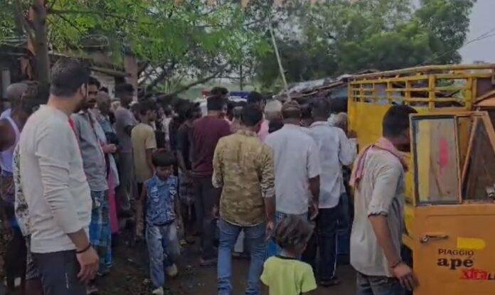 bf Dhanbad Murder : धारदार हथियार से काटकर युवक की हत्या, सेप्टिंक टैंक के भीतर मिला शव...