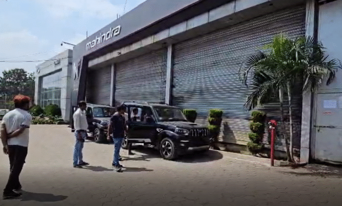 Hazaribagh ACB Raid : विनय सिंह के हजारीबाग शोरूम को एसीबी ने किया शील, शराब और भूमि घोटाला में है आरोपी