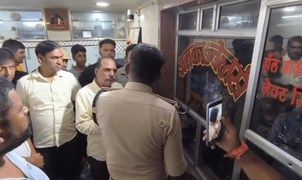 Siwan Crime : अपराधी बेखौफ! दुकान पर ताबड़तोड़ फायरिंग कर मांगी 20 लाख की रंगदारी और...