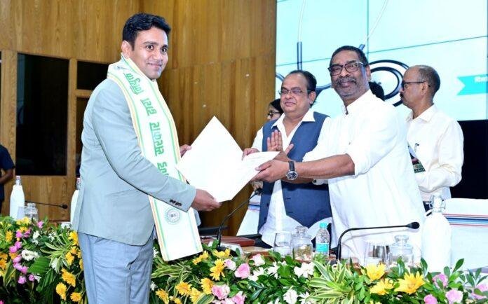 Ranchi : सीएम हेमंत सोरेन ने 170 डॉक्टरों को सौंपा नियुक्ति पत्र, कहा-सीमित संसाधनों में भी बड़े बदलाव संभव