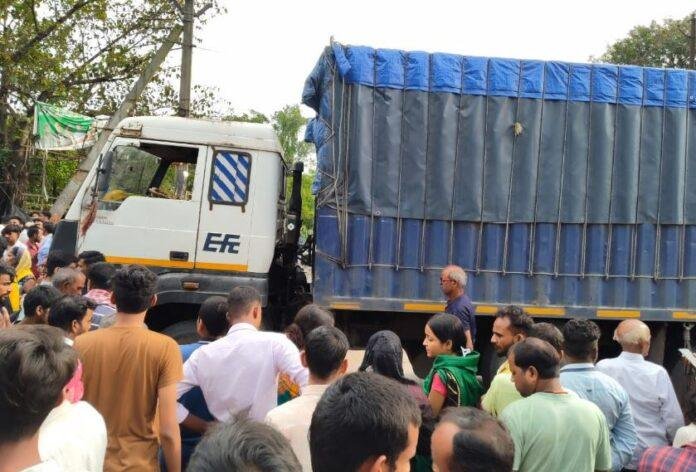 Bokaro : तर्पण करके निकले पति-पत्नी की ट्रक की चपेट में दर्दनाक मौत, ग्रामीणों ने कर दिया सड़क जाम