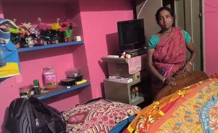 Dumka Crime : पुलिस की वर्दी में जबरन घर में घुसकर महिला से लाखों की लूट, जांच में जुटी पुलिस...