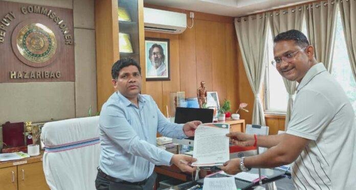 Hazaribagh : सांसद मीडिया प्रतिनिधि रंजन चौधरी ने हजारीबाग उपायुक्त को सौंपा ज्ञापन