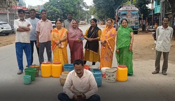 t5u Simdega : डब्बा बाल्टी लेकर लेकर सड़क पर उतरे लोग, जानिए क्या है पूरा मामला