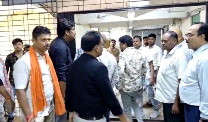 Dhanbad : SNMMCH में स्वास्थ्य व्यवस्था ठप, जूनियर के बाद सीनियर डॉक्टर भी हड़ताल पर, कई सेवाएं बंद...