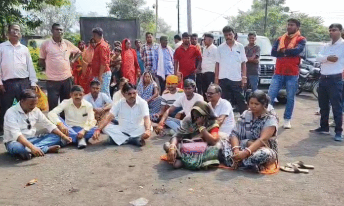 Dhanbad : कतरास मां अंबे आउटसोर्सिंग हादसा: शव के साथ ग्रामीणों का प्रदर्शन, ट्रांसपोर्टिंग कार्य ठप