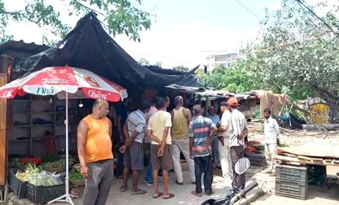 Dhanbad : शराब के नशे में पुलिस से ही उलझ पड़े दो शराबी, लोगों ने कर दी धुनाई