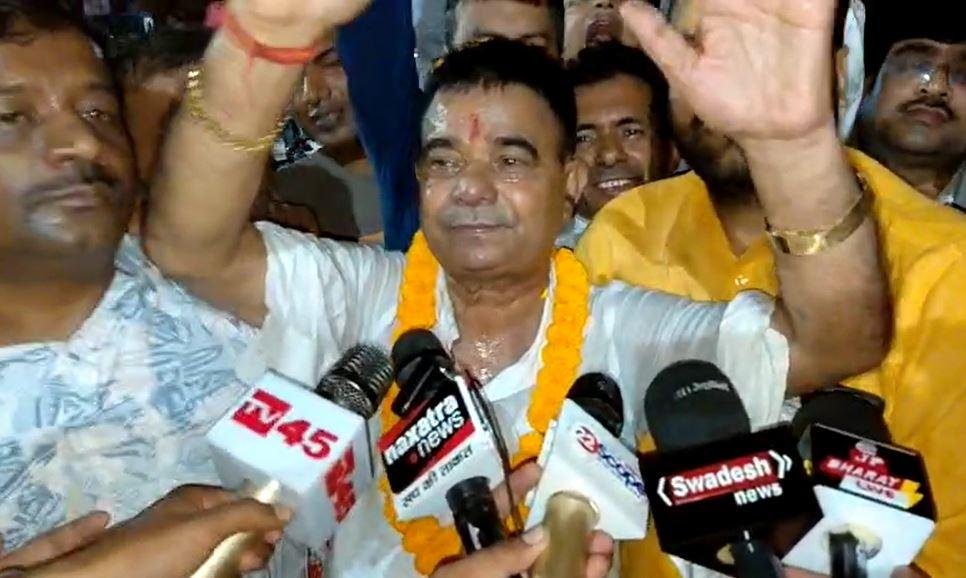 Dhanbad बार एसोसिएशन का चुनाव संपन्न, राधेश्याम गोस्वामी भारी मतो से जीतकर बने अध्यक्ष