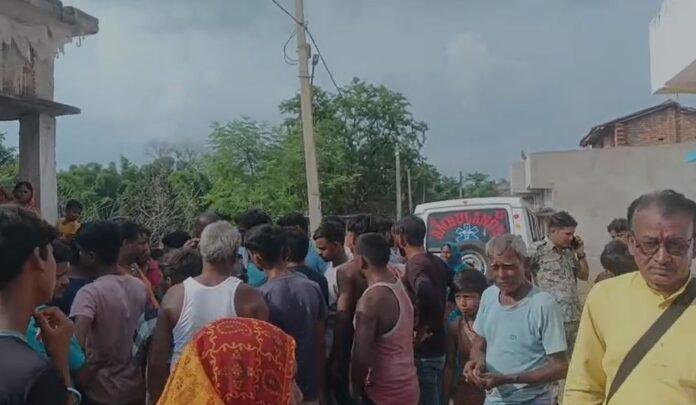 तह Giridih : 2 महिला की हत्यारोपी युवक का शव लेने से परिजनों का इंकार, जमकर प्रदर्शन