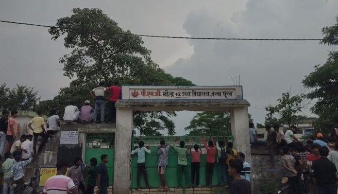 Dhanbad : प्रधानाचार्य पर छात्राओं के साथ अश्लील टिप्पणी करने का गंभीर आरोप, छात्रों ने कर दी ये मांग...