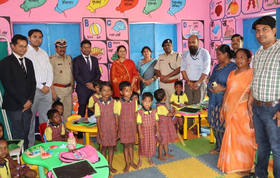 Ranchi : मुख्य सचिव ने किया आंगनबाड़ी केंद्र का निरीक्षण, बच्चों से की आत्मीय बातचीत...