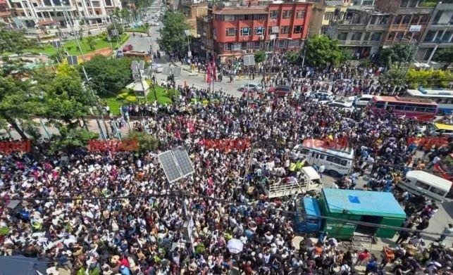 Breaking : नेपाल में सोशल मीडिया बैन के खिलाफ बवाल, काठमांडू की सड़कों पर Gen-Z सड़क पर उतरे