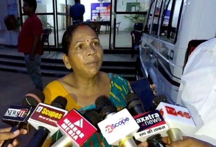 महिला से चेन छिनतई Dhanbad