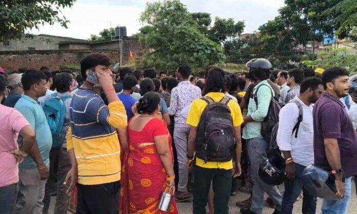 Ranchi : तेज रफ्तार कार ने मासूम को कुचला, ग्रामीणों ने कर दी सड़क जाम, मामला दर्ज...