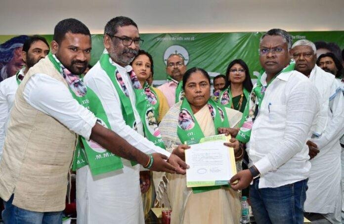 Ghatsila By Election 2025: CM Hemant Soren पहुंचे JMM प्रत्याशी Somesh Soren के नामांकन में, जनसभा में दिखी जबरदस्त भीड़ , Jharkhand Political News