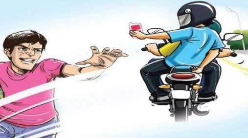 Ranchi Crime News: मोबाइल झपटमार को युवक ने किया काबू — स्कूटी से पीछा कर बचाई चोरी हुई Phone, अपराधी बाइक छोड़ भागे