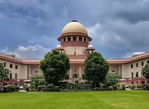 सुप्रीम कोर्ट ने धनबाद के तीन शिक्षकों को बड़ी राहत दी : सेवा समाप्ति के आदेश रद्द, सरकार को तीन माह में एरियर भुगतान का निर्देश