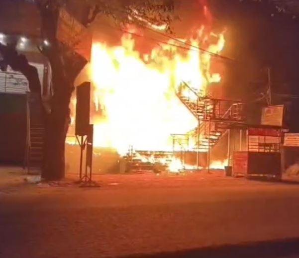 Hazaribagh Fire News: दीपूगढ्ढा में भीषण आग, अनवी वस्त्रालय और पार्क व्यू रेस्टोरेंट जलकर खाक, 1 करोड़ का नुकसान