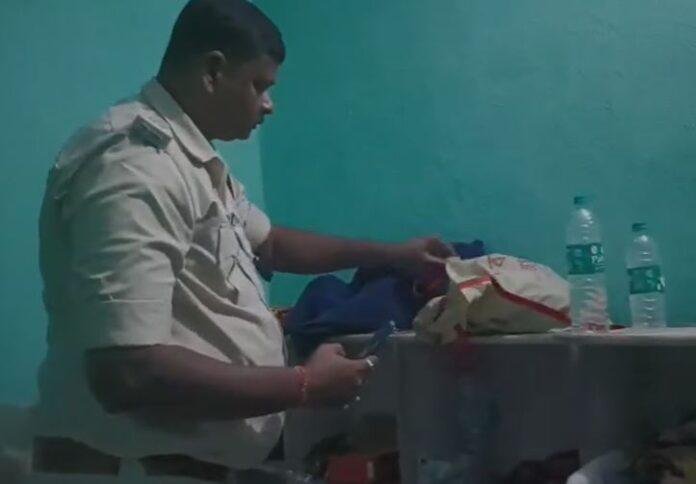 Jamtara NGO Scandal: ग्रामीणों ने पकड़ा आरोपी, समाज सेवा के नाम पर चल रहा था गंदा खेल