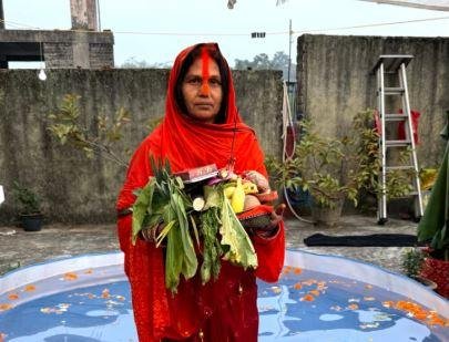 196 रातू तालाब में उगते सूर्य को अर्घ्य के साथ छठ महापर्व संपन्न