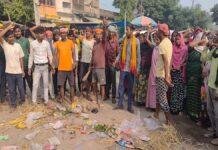 रजौली नगर पंचायत के सफाईकर्मी हड़ताल पर , मानदेय भुगतान की मांग को लेकर किया प्रदर्शन, बाजार में फैलाया कचड़ा